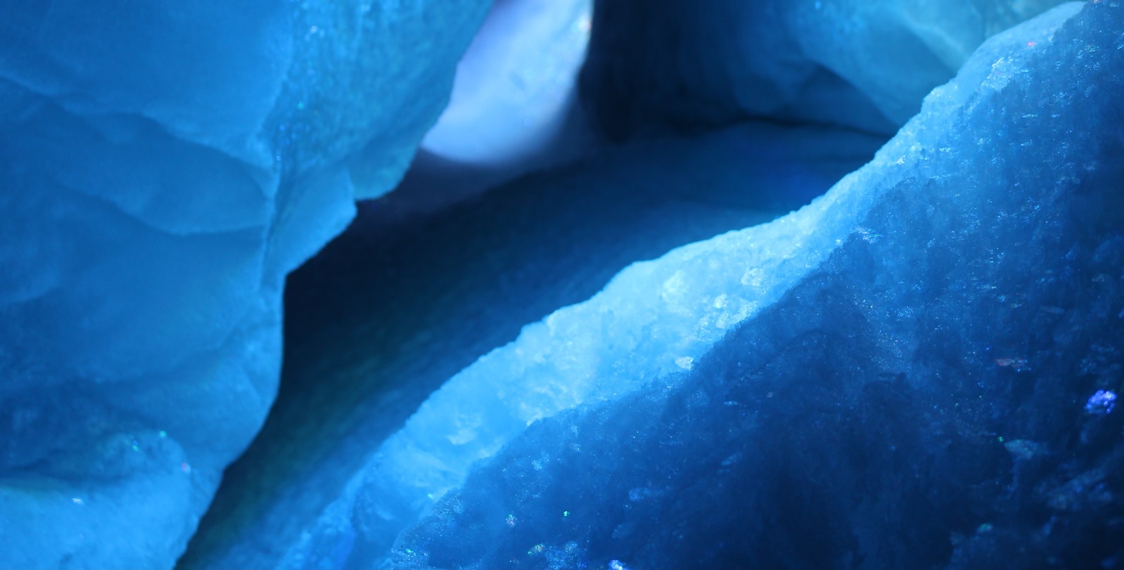 Blau schimmerndes und leuchtendes Eis als Symbol der Heilung