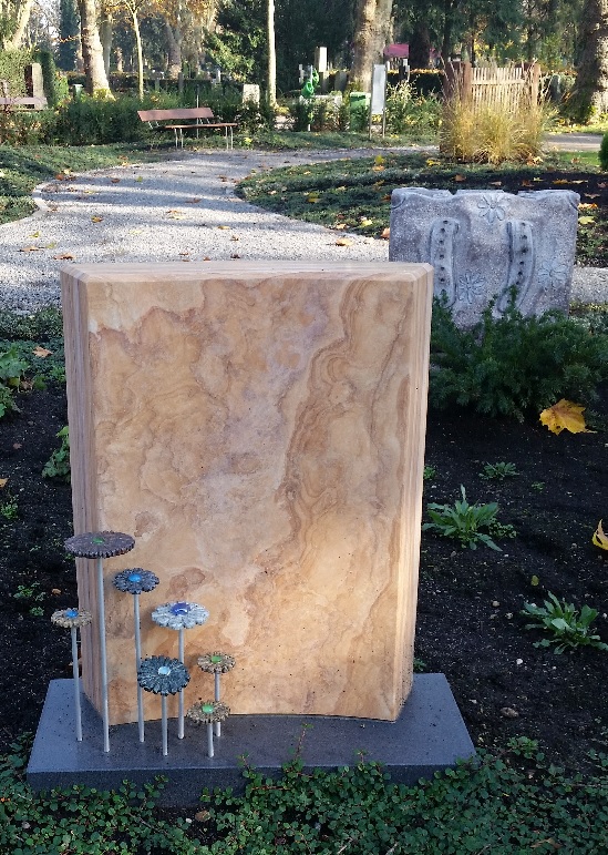 Ein Grabstein auf einem Friedhof